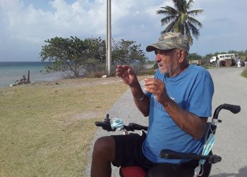 Aun en su silla de ruedas, se ve a Andrés dispuesto a compartir las mil y una historias que ilustran su vida