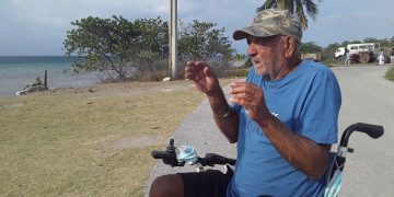 Aun en su silla de ruedas, se ve a Andrés dispuesto a compartir las mil y una historias que ilustran su vida