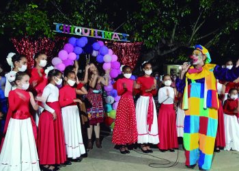 Las chiquilinas soplaron sus velas por todo lo alto