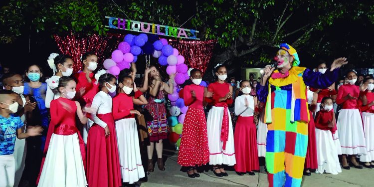 Las chiquilinas soplaron sus velas por todo lo alto