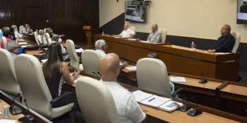 Nuevo encuentro de Díaz-Canel con los miembros de la Comisión Redactora del Proyecto. Foto: Estudios Revolución.