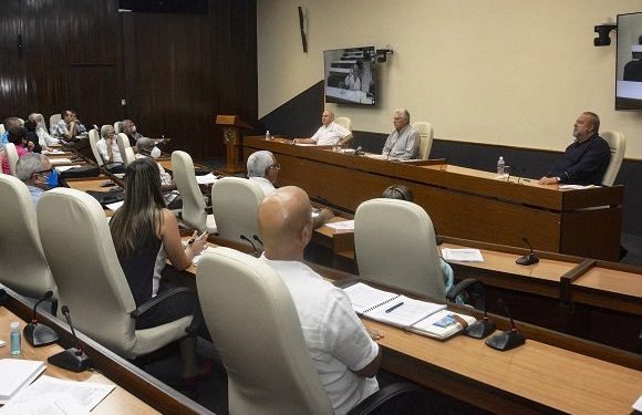 Nuevo encuentro de Díaz-Canel con los miembros de la Comisión Redactora del Proyecto. Foto: Estudios Revolución.