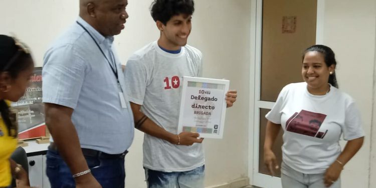 Alejandro García Mojena,(al centro) estudiante de segundo año de derecho en la Universidad de Artemisa, es el Delegado directo al X Congreso de la FEU