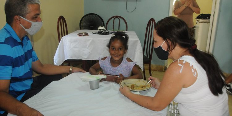 Yisly junto a sus padres / Foto: Otoniel Márquez
