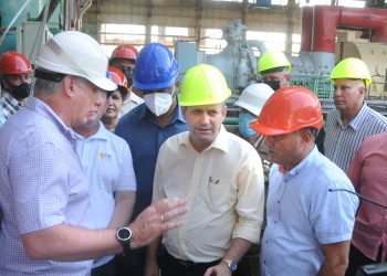 El Presidente cubano con directivos y obreros de la Central Termoeléctrica (CTE) Máximo Gómez, en Mariel / Foto: Otoniel Márquez