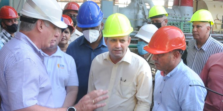 El Presidente cubano con directivos y obreros de la Central Termoeléctrica (CTE) Máximo Gómez, en Mariel / Foto: Otoniel Márquez