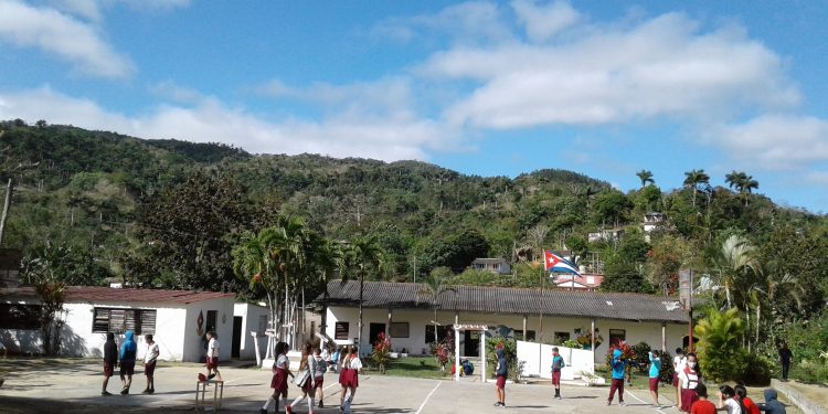 Niños artemiseños de zonas montañosas disfrutan de su derecho a la educación