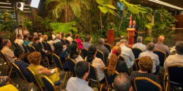 El primer secretario del Partido y presidente de la República de Cuba, Miguel Díaz-Canel Bermúdez, habla ante la sociedad civil excluida de la IX Cumbre de las Américas. Foto: Estudios Revolución.