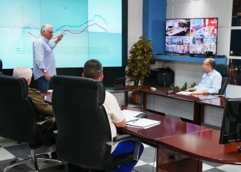 Díaz-Canel ilustró, mediante gráfico, el comportamiento de la demanda eléctrica, superior a las capacidades de generación. Foto: Estudios Revolución