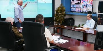 Díaz-Canel ilustró, mediante gráfico, el comportamiento de la demanda eléctrica, superior a las capacidades de generación. Foto: Estudios Revolución