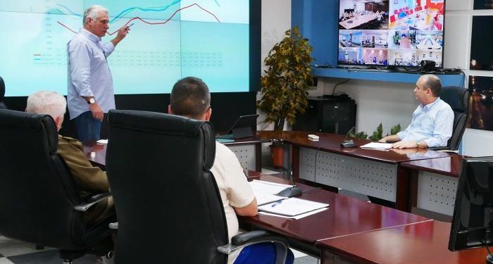 Díaz-Canel ilustró, mediante gráfico, el comportamiento de la demanda eléctrica, superior a las capacidades de generación. Foto: Estudios Revolución