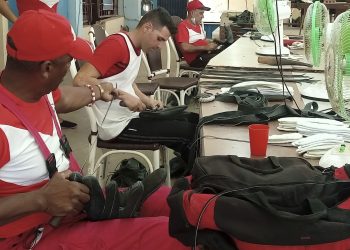 Félix Carbonell, expelotero de la Liga Azucarera, en el área de tejido