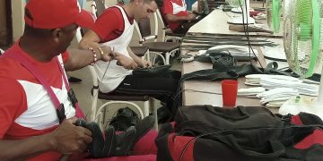 Félix Carbonell, expelotero de la Liga Azucarera, en el área de tejido