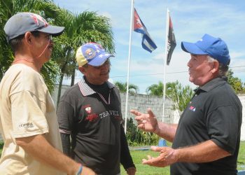 Mejías (a la derecha) se ha ganado el respeto del pueblo guanajayense por la fidelidad a sus principios