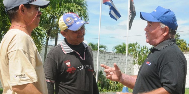 Mejías (a la derecha) se ha ganado el respeto del pueblo guanajayense por la fidelidad a sus principios