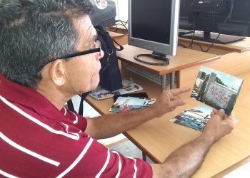 Orlando Álvarez conserva imágenes del momento en que el Comandante de la Revolución Ramiro Valdés se detuvo frente a una piedra teñida de 26