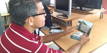 Orlando Álvarez conserva imágenes del momento en que el Comandante de la Revolución Ramiro Valdés se detuvo frente a una piedra teñida de 26