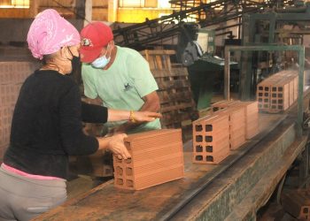 Fábrica de elementos de cerámica roja