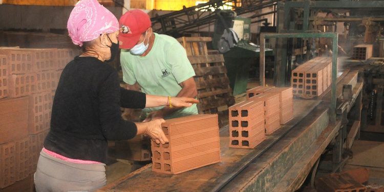 Fábrica de elementos de cerámica roja