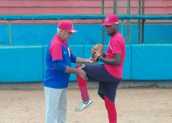 Silvio corrige la posición del lanzador Andy Luis Pérez