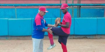 Silvio corrige la posición del lanzador Andy Luis Pérez