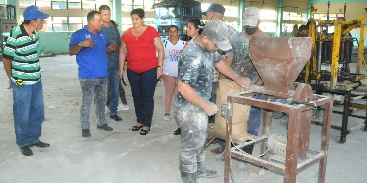 En la Cooperativa No Agropecuaria ASPROCON, la Primera Secretaria del Partido en la provincia se interesó por las condiciones de trabajo y el funcionamiento de la entidad