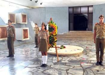 Guardia de honor a nuestros mártires desde su Mausoleo en Artemisa / Fotos: Otoniel Márquez