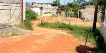 Durante la construcción de viviendas se violó el trazado de las calles y ahora es más complejo el asfaltado / Foto: Otoniel Márquez