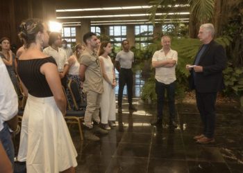 Emotivo, transido de múltiples ideas y transparencias resultó ser el encuentro que tuvo lugar en la tarde de este viernes, desde el Palacio de la Revolución, entre el Primer Secretario del Comité Central del Partido Comunista y Presidente de la República, Miguel Díaz-Canel Bermúdez, y un grupo de universitarios estadounidenses. Foto: Estudios Revolución.
