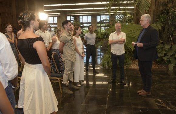 Emotivo, transido de múltiples ideas y transparencias resultó ser el encuentro que tuvo lugar en la tarde de este viernes, desde el Palacio de la Revolución, entre el Primer Secretario del Comité Central del Partido Comunista y Presidente de la República, Miguel Díaz-Canel Bermúdez, y un grupo de universitarios estadounidenses. Foto: Estudios Revolución.