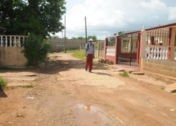 Las violaciones constructivas entorpecen la circulación de vehículos en la zona