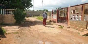 Las violaciones constructivas entorpecen la circulación de vehículos en la zona