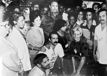 Leticia Peñalver Cruz junto a Fidel (a la derecha, con la blusa de dos colores) Foto Cortesía de la entrevistada