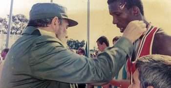 Fidel haciendo entrega de una medalla a Arnaldo