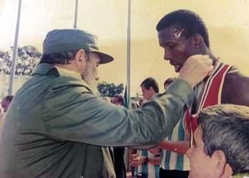 Fidel haciendo entrega de una medalla a Arnaldo