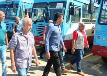 Chequea Ministro de Transporte parque automotor para asumir el reinicio del curso escolar
