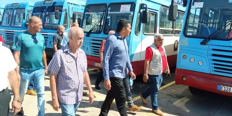 Chequea Ministro de Transporte parque automotor para asumir el reinicio del curso escolar