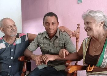 Eduardito, junto a sus abuelos