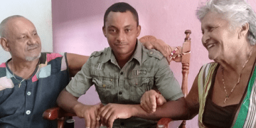 Eduardito, junto a sus abuelos