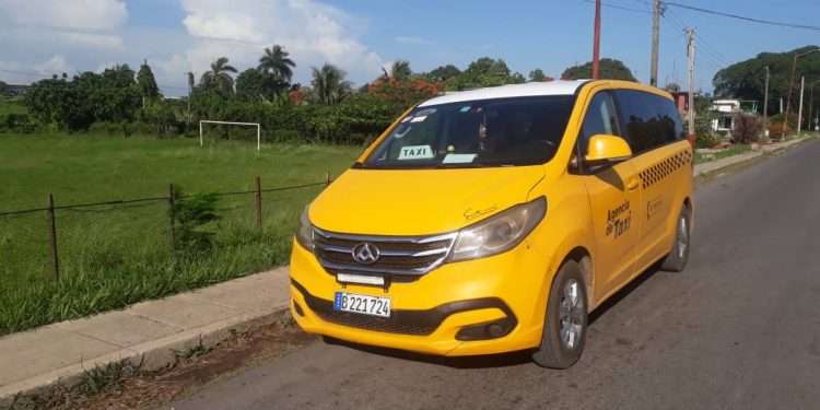 Listos en la línea de salida permanecen 34 vehículos marca emgrand 718 de la Agencia Taxis Cuba Artemisa, para partir hacia Matanzas tan pronto se decida