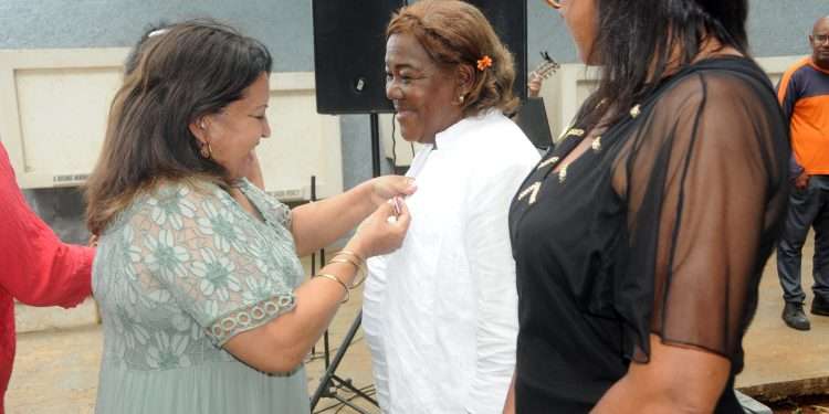 Reciben artemiseñas Distinción 23 de agosto