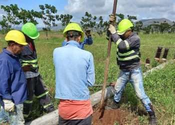 Continúan labores para restablecer el servicio eléctrico en Artemisa