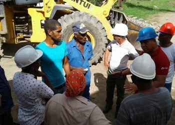 Licourt (con casco azul) conversa con obreros