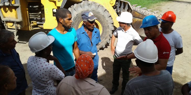 Licourt (con casco azul) conversa con obreros