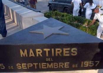 Presiden Raúl y Díaz-Canel acto central por el aniversario 65 del levantamiento en Cienfuegos