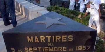 Presiden Raúl y Díaz-Canel acto central por el aniversario 65 del levantamiento en Cienfuegos