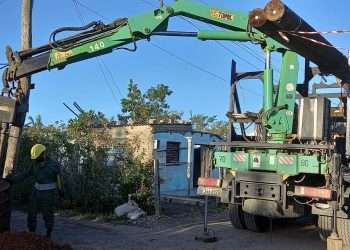 Intenso el trabajo para devolver el servicio eléctrico a San Cristóbal / Foto: Roberto Molina