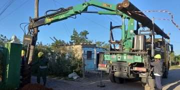 Intenso el trabajo para devolver el servicio eléctrico a San Cristóbal / Foto: Roberto Molina