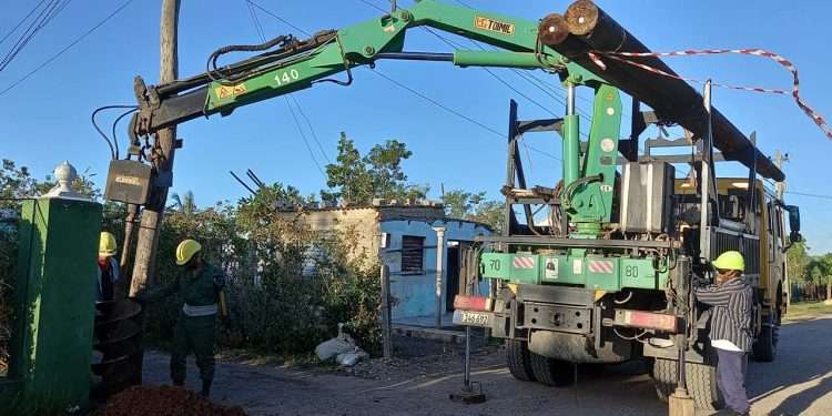 Intenso el trabajo para devolver el servicio eléctrico a San Cristóbal / Foto: Roberto Molina