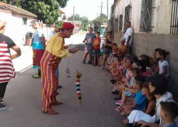 Payasos de la brigada Orígenes llevan su arte a los afectados.